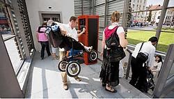 Tot grote ergernis van gezinnen met kinderwagens en rolstoelgebruikers zijn de liften in de ondergrondse parking stuk. Wim Kempenaers <br>