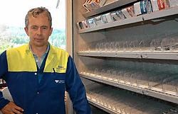 Gilbert Bossuyt toont de lege rekken na de ramkraak. Guy Van Den Bossche<br>