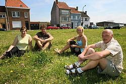 Enkele bewoners van de Schoolstraat (rechts Johan Peene) willen weten wat de luchthaven met de grond voor het beloofde park van plan is. Peter Maenhoudt<br>