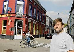 Zaakvoerder Philip Fauconnier voor zijn gesloten zaak.Frederiek Vande Velde