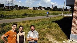 Landbouwer Stanny Verhaert (rechts) verliest een groot deel van zijn landbouwgrond. Tom Van de Vijver en Inge Voet (links) hebben recent in de Gasthuisstraat gebouwd. Straks kijken zij uit over een 6 meter hoge dijk aan de overkant van de straat.Paul De M