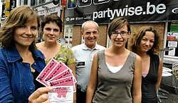 Sofie Buysse (politie), schepen Sofie Heyrman, Lode Wauters (politie) en regionale drugpreventiewerkers Tineke De Breucker en Ilse Lemahieu: 'Jongeren grijpen sneller naar alcohol.'pms