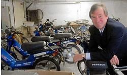 Schepen van Werkgelegen- heid Paul Stockman bij de geschonken bromfietsen. 'Na controle op veiligheid en kwaliteit worden de rijtuigen overgedragen aan het OCMW.'<br>Carol Verstraete
