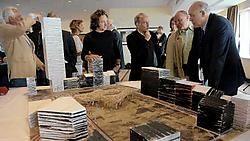 Arne Quinze (midden) bij de maquette van zijn kunstwerk. Herman Ricour<br>