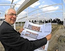 Chris Maene ontvouwt de plannen voor de nieuwbouw van piano's Maene aan de ring rond Ruiselede. Frank Meurisse<br>