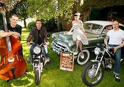 Tony Everaert Junior (van links) , Bob de Mangelaere, Annick Van Deynze en Bart Van Maele van Drive in Barn zijn klaar voor hun groot evenement van zondag.vacas