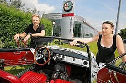 Manu en Kristal Vermeiren met hun veertig jaar oude Alfa Romeo.Foto Frederiek Vande Velde