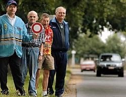 Hoofdseingever Johan Kesteloot, Albert Kesteloot, René D'Hondt en Floribert Vermeiren: 'Wij zijn vijf uur in de weer voor een wielerwedstrijd. Wij eisen erkenning voor ons werk.'Paul De Malsche<br>