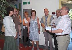 Het buurtcomité van Unal overhandigde vrijdagmiddag aan burgemeester Freddy De Chau duizend bezwaarschriften tegen de uitbreiding van Rubuco. Eddy Vuylsteke<br>