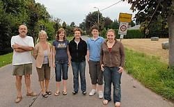 Bewoners Robert Voet, Chris Vierendeel en Lydia Devriese met haar drie dochters zijn begaan met de afsluiting van het kruispunt. <br> Marc Aerts<br>
