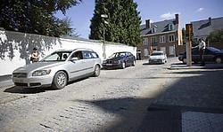 In de vernieuwde Cleynaertstraat liggen de betonstraat-<br>stenen over een vijftiental meter oneffen. <br>Jef Collaer<br>
