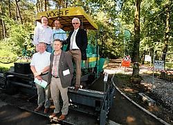 Het toeristische fietspad wordt verhard met een nieuw soor biologische asfalt.Mine Dalemans