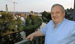 Johan Daenekindt vindt het stadsfestival zijn charmes hebben. 'Het is geen toeval dat ik tien dagen op rij ga barbecuen op mijn terras. Gezellig met de buren terwijl je het gevoel hebt midden in de ambiance te zitten.' Paul De Malsche