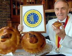 Roger Flamant promoot de Geraardsbergse mattentaart. Carol Verstraete<br>