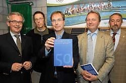 Auteur Karel Cambien met zijn boek samen met de leden van Voka.Michel Vanneuville<br>