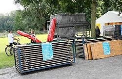 Medewerkers van jeugdhuis Kadee waren gisteren druk in de weer met het in orde brengen van de standjes en het podium. Eddy Van Ranst