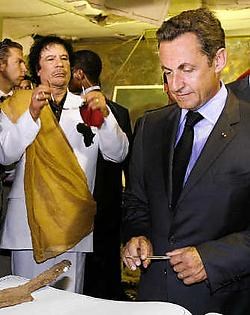Kadhafi en Sarkozy in de Libische hoofdstad Tripoli. reuters<br>