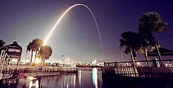 De Endeavour doorklieft het luchtruim boven Florida, in 2002. Toen was er nog geen bedrading doorgeknipt. ap<br>