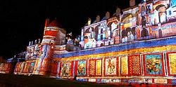 De ‘chimères' op de oude Romeine stadsmuur en de huizen erachter. Skertzó/Ville du Mans<br>