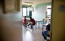 Het centrum is een functioneel gebouw, geschikt om mensen voor een korte tijd onder te brengen. Wim Kempenaers <br>