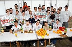 800 liter sangria bereiden vergt wat voorbereiding, maar het loont de moeite. Koen Merens<br>