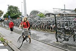 De duizenden fietsen aan de Kesselse zijde van het station moeten deze week worden verplaatst.Koen Merens