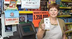 In de kruideniers- en dagbladzaak van Nicole Dedeyne kan je al sinds het bestaan van de Lotto je formulier laten valideren. Stefaan Beel