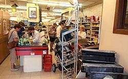 Op de voorgrond liggen de leeggeroofde sigarettenkokers van het warenhuis Spar in de Heulsekasteelstraat<br> in Heule. <br>Patrick Holderbeke