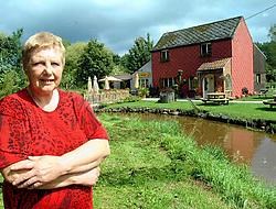 De Scheppelijke Nete zette de weg naar Lea's Neerhof volledig blank. Lily Leys <br>