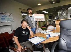 Karel Simons (zittend) en Harry Van de Schoot, werknemers in Huize Eigen Haard, nemen het bestuur over.Jef Collaer<br>