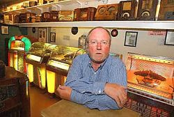 Herman Wenes, directeur van 't Veer, is zich al aan het inwerken in de wereld van de jukeboxen. <br>Patrick Holderbeke