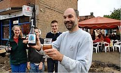 Johan Brandt, echtgenote Christine De Schepper en kinderen Stijn en Joris konden al proeven van het Mesopotamische bier dat gebrouwen werd op basis van een 4.000 jaar oud recept.<br> Michel Vanneuville<br>