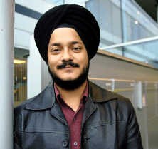 Ravijeet Dang verblijft nu in Brussel. Hij mocht bij een bezoek aan Brugge niet binnen in een horecazaak.<br>Herman Ricour<br>