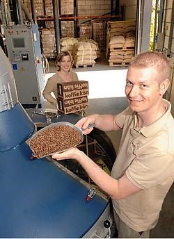 Marjolein en Frederik werken in de droge warmte van 'Koffie Kàn'.