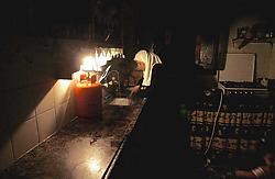 Bij het povere licht van een gaslantaarn probeert een Palestijnse vrouw in Gaza-Stad het eten klaar te maken.ap<br>