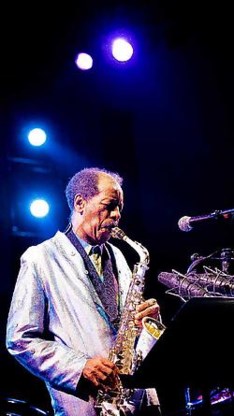 Ornette Coleman op zijn witte sax: vroeger een avant-gardist, vandaag een gelauwerd artiest.Wim Daneels<br>