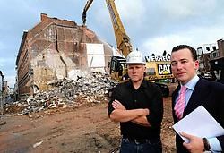 Projectdirecteur Steven Janssen en Peter Verlinden van Foruminvest bij de afbraakwerken in de Wijngaardstraat. Patrick Holderbeke