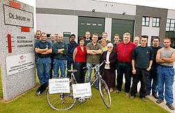 De medewerkers van De Jaeger NV gaan samen met hun directies op zoek naar nieuwe collega's tijdens een fietstocht voor meer banen. Vacas
