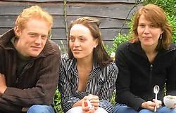 Pieter de Pue met zijn zussen Hanneke en Elisabeth (rechts). 'Iedereen is ongerust.'rr