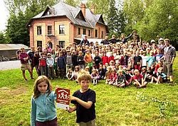 Momenteel verblijft de Chiro van Hoegaarden in de Scheve villa. 'We kozen deze kampplaats omdat het gebouw zo uniek is.' Luc Verstraeten<br>