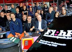 Organisator Wim Merchiers, vooraan naast burgemeester Marnic Demeulemeester, houdt de prijzen democratisch: 'De filosofie blijft dat het publiek méér krijgt dan het moet betalen.' David Stockman