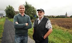 Tom Deschilder en Adelson Decat staan op de Frontzathe, een initiatief waaraan de dorpsraad heeft meegewerkt. Isabelle Vanhassel