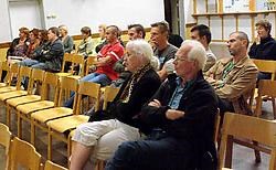 Voor- en tegenstanders van de afsluiting tussen Molenspoor en Boskant werden gisteravond ingelicht over adviezen in de zaak. Lily Leys <br>