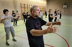 Pierre De Clercq (64) voelt zich veel jonger sinds hij twee jaar geleden met tai chi begon. Paul De Malsche