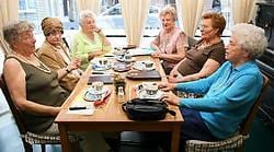 Simone, Louise, Augusta, Francine, Alfonsine en Emma volgden van 1941 tot 1945 samen de opleiding snit en naad aan de Vrije Vakschool. Emiel Vermeir<br>