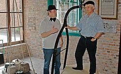 In het Hopmuseum in Poperinge schept een theaterstukje de sfeer van de hopvelden van weleer. <br>Tanith Constant