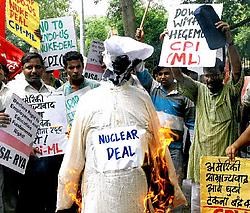 Aanhangers van de communistische CPI betoogden op 14 augustus tegen de nucleaire deal. Voor de communisten is het vooral een ideologische kwestie.afp<br>