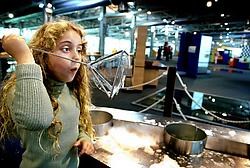 Jongeren gaan graag proefondervindelijk met wetenschap aan de slag, zoals in Technopolis.Wim Kempenaers<br>