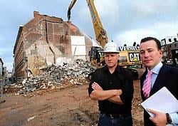 Projectcoördinator Steven Janssen van bouwbedrijf Van Laere en development manager Peter Verlinden van Foruminvest bij de afbraakwerken aan de Wijngaardstraat.Patrick Holderbeke<br>