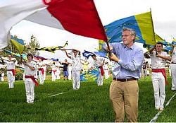 Minister-president Kris Peeters toonde zijn kunnen als vendelzwaaier. Luc Verstraeten<br>